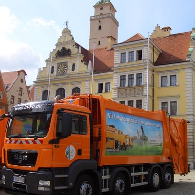 Müllfahrzeug Rathaus