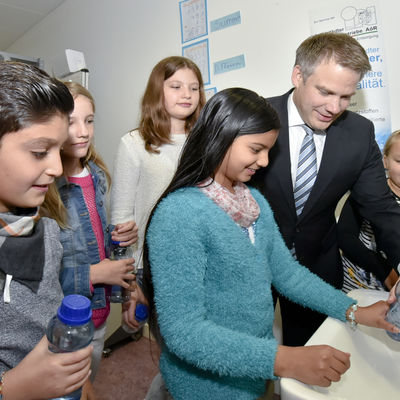 Übergabe der ersten Trinkwasserstationen an Ingolstädter Schulen und Kindergärten