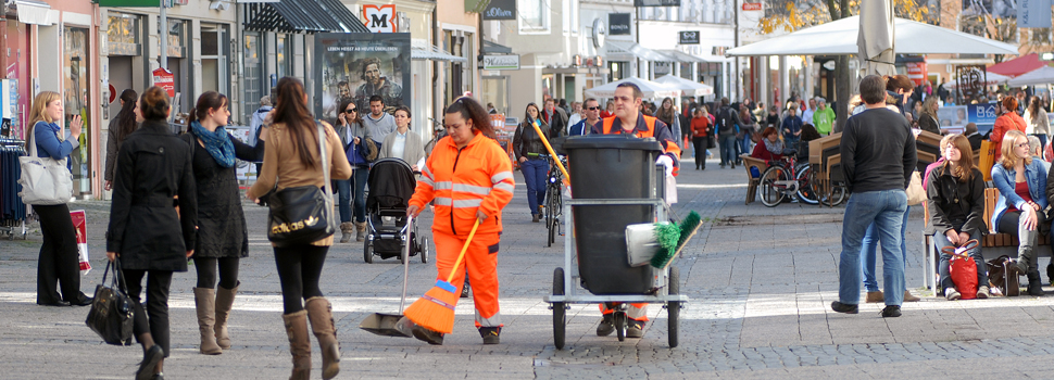 Mitarbeiter der Innenstadtreinigung der Kommunalbetriebe bei der Reinigung der Fußgängerzone