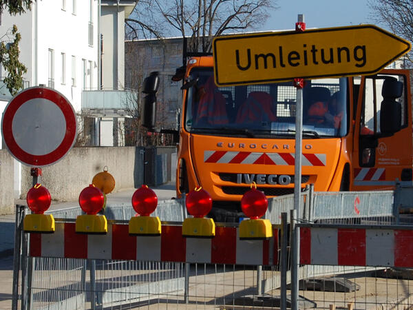 Bild vergr&ouml;&szlig;ern: Das Foto zeigt ein Umleitungsschild einer Baustelle.