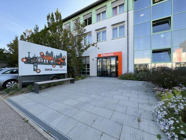 Bild vergrößern: Das Foto zeigt den Eingang in den Bürgerservice der INKB.