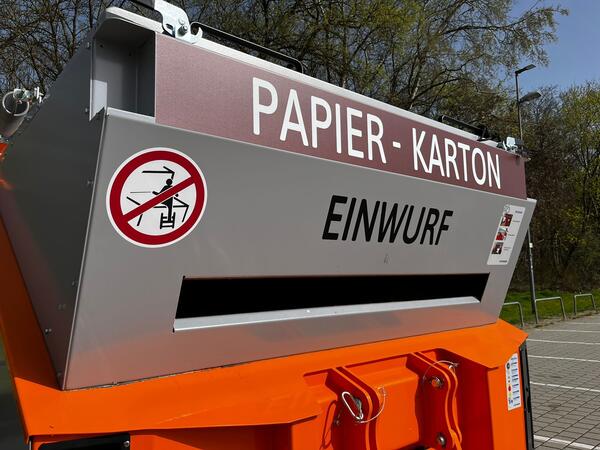 Bild vergr&ouml;&szlig;ern: Papierpresscontainer Festplatz