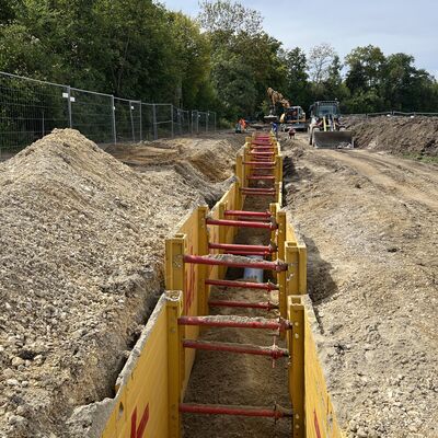 Quartärwassererschließung: Bau Rohwasserleitung im Gerolfinger Eichenwald