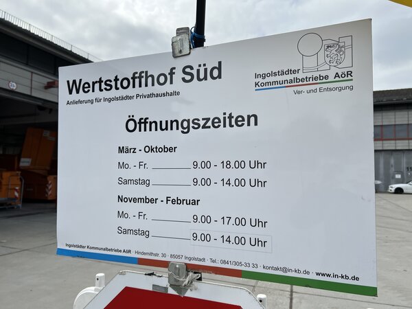 Bild vergr&ouml;&szlig;ern: Schild Öffnungszeiten Wertstoffhof Süd
